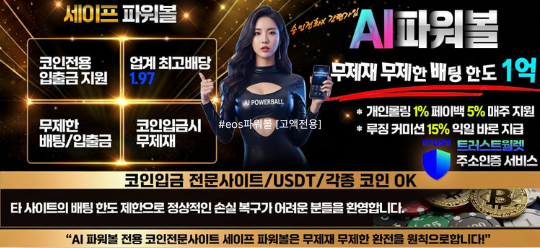 편의점 유니폼을 벗고 자유롭게 노트북을 하는 대학생